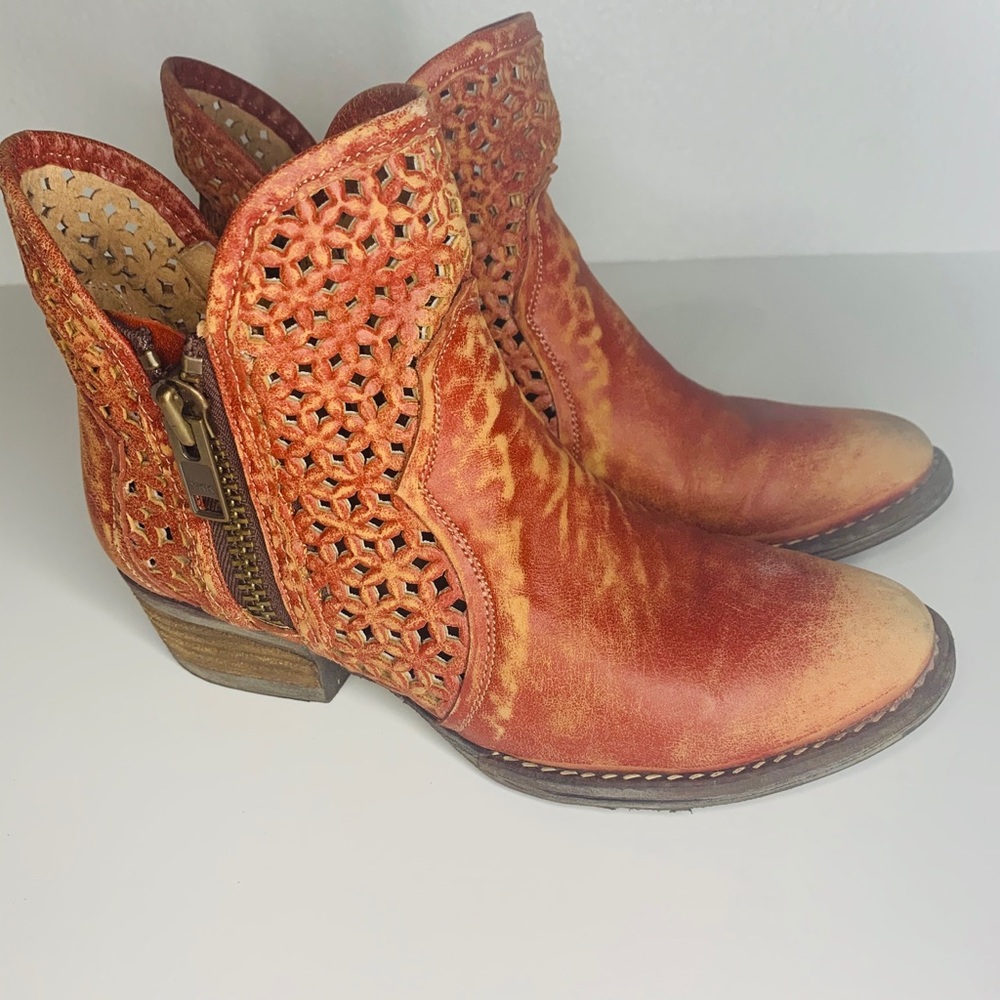 RED CIRCLE G CUT-OUT BOOTIES - ROUND TOE